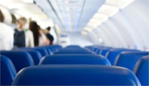 ¿Cómo se dispersa un virus al estornudar dentro de un avión?